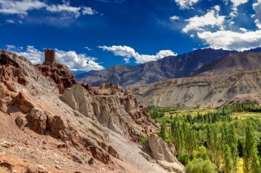 Kalıntılar ve Basgo Manastırı taş ve taşlarla çevrili, Leh, Ladakh, Jammu ve Kashmir, Hindistan