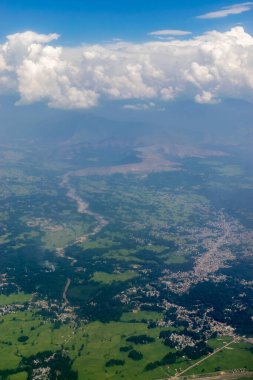 Himalaya 'nın Ladakh dağlarının havadan görünüşü dağ zirveleri ve altından akan İndus nehri olan yeşil bir manzara. Ladakh, Jammu ve Kashmir, Hindistan - dikey görüntü.