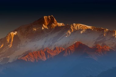 Garhwal Himalaya 'nın Gangotri Grubu' nda bir dağ kitlesi olan Chaukhamba 'da gün doğumu. Uttarakhand, Hindistan 'daki Gangotri Buzulu' nun başındadır..