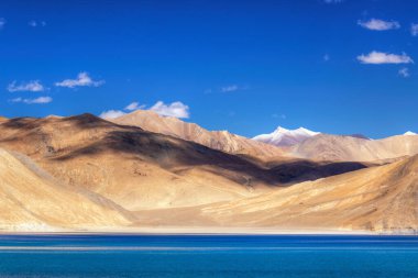 Dağlar ve Pangong (Göl). Ladakh 'ta büyük bir göl, yüksekliği 4,350 m (14,270 ft)' dir. 134 km uzunluğundadır ve Hindistan 'dan Tibet' e kadar uzanır. Leh, Ladakh, Jammu ve Kashmir, Hindistan