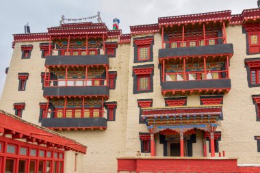 Stok Sarayı, Himalaya Atlıları manzaralı - Leh, Ladakh, Jammu ve Kaşmir, Hindistan 'da ünlü bir Budist tapınağıdır..