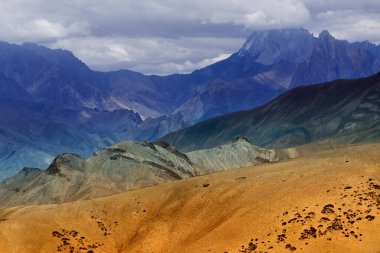 Moonland 'ın güzel renkli kayaları, manzara Leh, Jammu Kashmir, Hindistan. Himalaya dağının bir parçası olan Ay Ülkesi, Ay 'ın bir parçası gibi görünen kaya oluşumu ve dokusuyla ünlüdür..