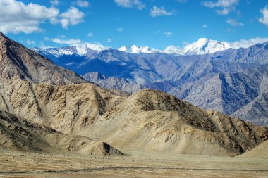 Arka planda buzdan zirveler bulunan Rocky manzarası, Ladakh, Jammu ve Kashmir, Hindistan