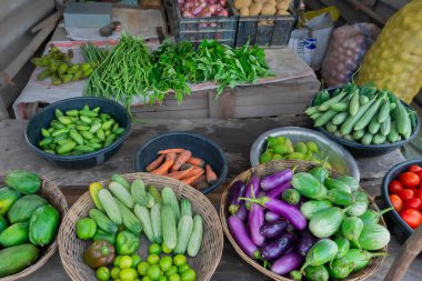 Cuttack, Odisha, Hindistan - 24 Temmuz 2019: Sebzeler yol kenarında satılıyor. Satıcılar bunları Cuttack Bazar, Odisha 'daki bir pazarda müşterilere satıyorlar..