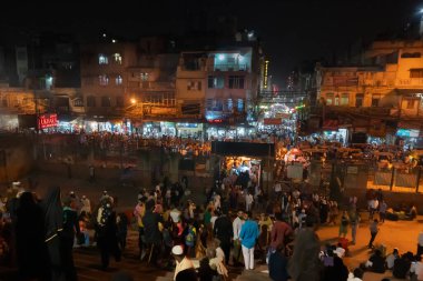 NEW DELHI, INDIA - 28 Ekim 2018: Delhi 'deki Jama Mescidi' nin bahçesindeki müritler, Hindistan 'ın en büyük camilerinden biridir. Babür İmparatoru Şah Cihan tarafından aydınlatıldı..