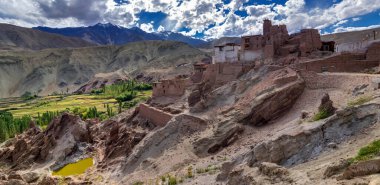 Taşlar ve kayalarla çevrili Basgo Manastırı, Leh, Ladakh, Jammu ve Kashmir 'in panoramik manzarası, Hindistan