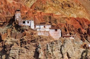 Taşlar ve kayalarla çevrili harabeler ve Basgo Manastırı, Ladakh.