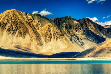 Güzel Dağlar ve Pangong (Göl). Ladakh 'ta Hindistan' dan Tibet 'e kadar uzanan büyük bir göldür. Leh, Ladakh, Jammu ve Kashmir, Hindistan. Arka planda Himalaya dağları var. Renkli stok resmi.