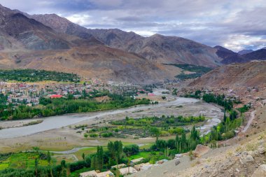 Himalaya dağları ve arkada mavi bulutlu gökyüzü, Leh, Ladakh, Jammu ve Kashmir, Hindistan ile İndus Nehri ve Kargil Şehir Vadisi 'nin üst manzarası.