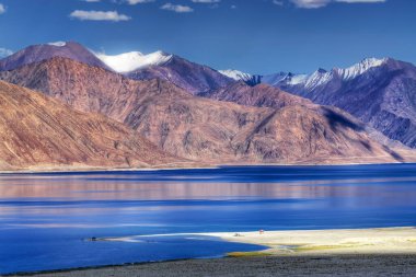Pangong Tso (Göl) dağının yansıması. Ladakh 'ta büyük bir göl, yüksekliği 4,350 m (14,270 ft)' dir. 134 km uzunluğundadır ve Hindistan 'dan Tibet' e kadar uzanır. Leh, Ladakh, Jammu ve Kashmir, Hindistan