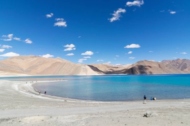 Dağlar ve Pangong (Göl). Ladakh 'ta büyük bir göl, yüksekliği 4,350 m (14,270 ft)' dir. 134 km uzunluğundadır ve Hindistan 'dan Tibet' e kadar uzanır. Leh, Ladakh, Jammu ve Kashmir, Hindistan