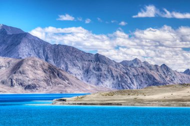 Güzel Dağlar ve Pangong (Göl). Ladakh 'ta Hindistan' dan Tibet 'e kadar uzanan büyük bir göldür. Leh, Ladakh, Jammu ve Kashmir, Hindistan. Arka planda Himalaya dağları var. Renkli stok resmi.