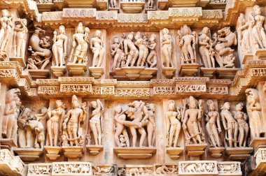 Vishvanatha Tapınağı 'ndaki Erotik İnsan Heykelleri, Khajuraho' nun batı tapınakları, Madhya Pradesh, Hindistan. 1050 civarında inşa edilen Khajuraho, UNESCO Dünya Mirası sitesi ve erotizm için turistik bir yer..