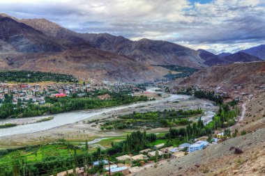 Himalaya dağları ve arkada mavi bulutlu gökyüzü, Leh, Ladakh, Jammu ve Kashmir, Hindistan ile İndus Nehri ve Kargil Şehir Vadisi 'nin üst manzarası.