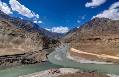 Soldan Zanskar Nehri 'nin Confluence manzarası ve sağdan Indus nehirleri - Leh, Ladakh, Jammu ve Kashmir, Hindistan. Tüm mevsimler boyunca Ladakh 'ın ünlü turistik mekanı. manzara.