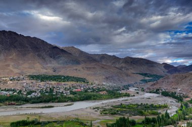 Himalaya dağları ve arkada mavi bulutlu gökyüzü, Leh, Ladakh, Jammu ve Kashmir, Hindistan ile İndus Nehri ve Kargil Şehir Vadisi 'nin üst manzarası.