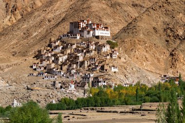 Arka planda Himalaya Dağları manzaralı Chimray Manastırı, Ladakh, Jammu ve Kashmir, Kuzey Hindistan