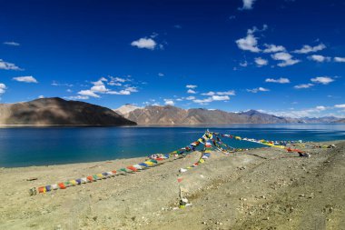 Dağlar ve Pangong (Göl). Ladakh 'ta büyük bir göl, yüksekliği 4,350 m (14,270 ft)' dir. 134 km uzunluğundadır ve Hindistan 'dan Tibet' e kadar uzanır. Leh, Ladakh, Jammu ve Kashmir, Hindistan