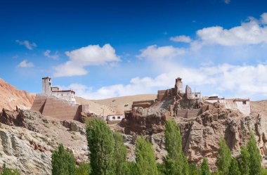 Basgo Manastırı 'nda taş, kaya ve göletle harabeler.