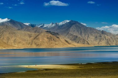 Pangong Tso (Göl) dağının yansıması. Ladakh 'ta büyük bir göl, yüksekliği 4,350 m (14,270 ft)' dir. 134 km uzunluğundadır ve Hindistan 'dan Tibet' e kadar uzanır. Leh, Ladakh, Jammu ve Kashmir, Hindistan