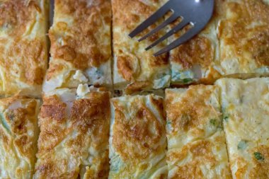 Taze yumurtalı tostun üst görüntüsü. Ekmekler parça parça kesilmiş, yumurtalarla kızartılmış, bir tarafı çatallı. Hintlilerin de en sevdiği kahvaltı yemeği..