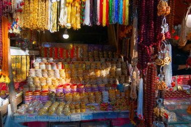 RISHIKESH, UTTARAKHAND, INDIA - 28 Ekim 2018: Lakshman Tapınağı 'nın yanında el sanatları satan sokak satıcısı - Garhwal Himalaya, Uttarakhand - Hindistan.
