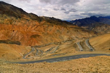 Zigzag yolunun havadan görünüşü - Leh Srinagar Otoyolu, Ladakh, Jammu ve Kashmir, Hindistan 'ın eski güzergahındaki Jilabi yolu olarak bilinir.