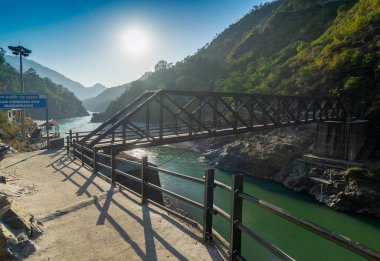 Rudraprayag, Uttarakhand, Hindistan - 30 Ekim 2018: Rudraprayag Alaknanda ve Mandakini nehirlerinin birleştiği nokta olan Alaknanda Nehri 'nin Panch Prayag' ından (beş kavşak) biridir..