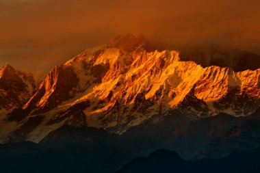 Chaukhamba tepelerinde portakal rengi günbatımı, Garhwal Himalaya 'nın Gangotri Grubu' nda bir dağ kitlesi. Uttarakhand, Hindistan 'daki Gangotri Buzulu' nun başındadır..