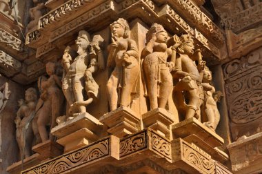 Vishvanatha Tapınağı 'ndaki Erotik İnsan Heykelleri, Khajuraho' nun batı tapınakları, Madhya Pradesh, Hindistan. 1050 civarında inşa edilen Khajuraho, UNESCO Dünya Mirası sitesi ve erotizm için turistik bir yer..