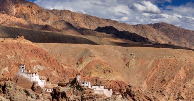 Taşlar ve kayalarla çevrili Basgo Manastırı, Leh, Ladakh, Jammu ve Kashmir 'in panoramik manzarası, Hindistan