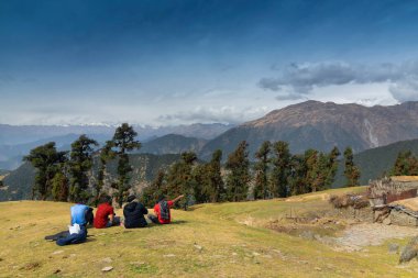 Tunganath, Uttarakhand, Hindistan - 1 Kasım 2018: Trekkerler, Uttarakhand 'da Himalayalar' ın yüksek yüksekliklerindeki Bugyals, dağlık arazi ve çayırların keyfini çıkarıyorlar..