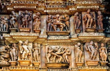 Vishvanatha Tapınağı 'ndaki Erotik İnsan Heykelleri, Khajuraho' nun batı tapınakları, Madhya Pradesh, Hindistan. UNESCO Dünya Mirası sahası ve erotizm turizm beldesi.