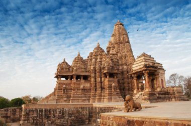 Kandariya Mahadeva Tapınağı, Hindistan, Madya Pradesh, bulutlu gökyüzünün altında Khajuraho 'nun batı tapınakları Shiva' ya adanmıştır. Khajuraho UNESCO 'nun Dünya Mirası sitesi ve popüler bir turizm merkezi..