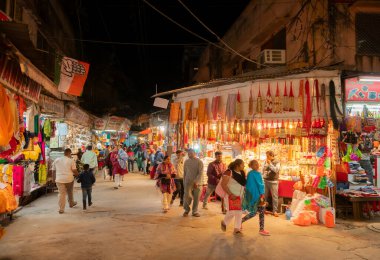 Haridwar, Garhwal, Hindistan - 3 Kasım 2018: Geceleyin Motibazar 'ı ziyaret eden turistler, Haridwar' ı ziyaret eden turistler için ünlü bir pazar yeri.