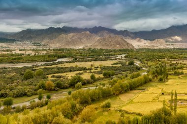 Leh şehrinin uzak Himalaya dağları, bulutlu karamsar gökyüzü, Leh, Ladakh, Hindistan