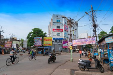 Cuttack, Odisha, Hindistan - 24 Temmuz 2019: Cuttack şehrinin manzarası, insanlar bisiklet ve motosikletle geçiyor.
