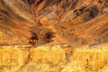 Kahverengi renkli kaya ve taşlar - Ay yüzeyi gibi oluşumlar, ay toprağı, dağlar, ladakh manzarası Leh, Jammu & Kashmir, Hindistan