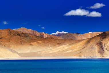 Dağlar ve Pangong Gölü. Kabarık bulutlar ve mavi gökyüzü. Arka planda Himalaya Dağı, Leh, Ladakh, Jammu ve Kashmir, Hindistan.