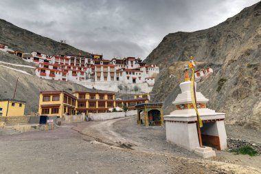 Himalaya Atlıları manzaralı Rizong manastırı Leh, Ladakh, Jammu ve Kashmir 'de ünlü bir Budist tapınağıdır..
