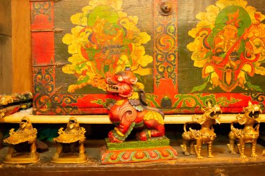 Çin ejderhası oyuncağı yerel pazarda sergileniyor, Leh, Ladakh, Hindistan. Bu oyuncaklar Ladakhi halkı için popüler..
