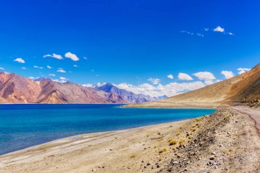 Dağlar ve Pangong Gölü. Ladakh 'ta 14.270 feet yükseklikte büyük bir göl. 134 km uzunluğunda ve Hindistan 'dan Tibet' e kadar uzanıyor. Leh, Ladakh, Jammu ve Kashmir, Hindistan