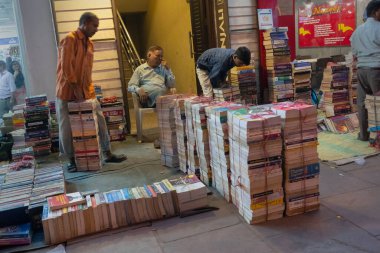 NEW DELHI, INDIA - 28 Ekim 2018: Bağlayıcı kitaplar eski Delhi veya Purani Delhi sokaklarına dökülüyor, Delhi yaklaşık 5 bin öğrencisiyle Hindistan 'ın başkentidir..