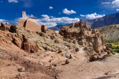 Basgo Manastırı 'ndaki antik kalıntılar, mavi gökyüzü ve bulutlu arka plan, Leh ladakh manzarası, Jammu ve Kashmir, Hindistan