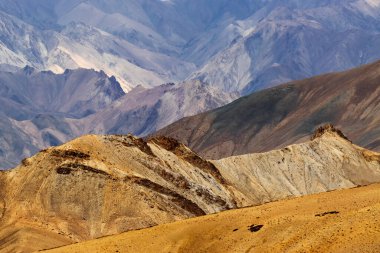Moonland 'ın güzel renkli kayaları, manzara Leh, Jammu Kashmir, Hindistan. Himalaya dağının bir parçası olan Ay Ülkesi, Ay 'ın bir parçası gibi görünen kaya oluşumu ve dokusuyla ünlüdür..