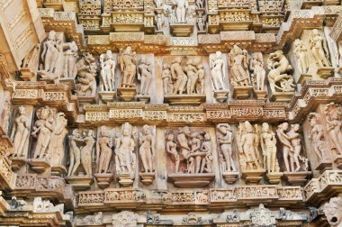 Vishvanatha Tapınağı 'ndaki Erotik İnsan Heykelleri, Khajuraho' nun batı tapınakları, Madhya Pradesh, Hindistan. 1050 civarında inşa edilen Khajuraho, UNESCO Dünya Mirası sitesi ve erotizm için turistik bir yer..
