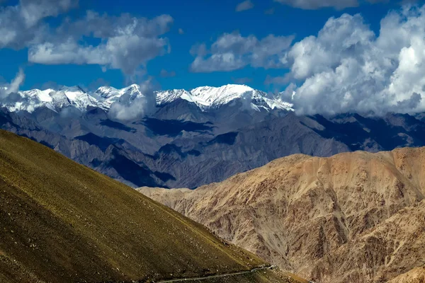 Widok Powietrza Szczyty Śniegu Leh Ladakh Krajobraz Światło Cień Jammu — Zdjęcie stockowe