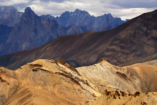 Dağlar, ladakh manzarası Leh, Jammu Kashmir, Hindistan. Ay Ülkesi, Ay 'ın bir parçası gibi görünen kaya oluşumu ve dokusuyla ünlüdür..