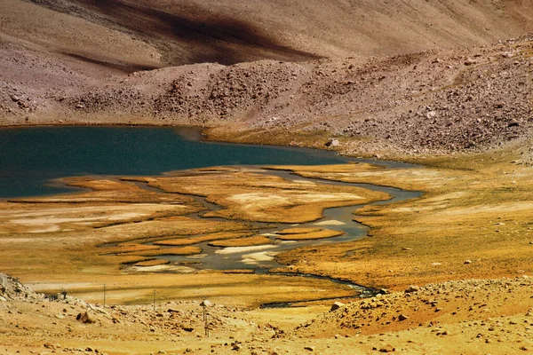 Pemandangan Chagor Tso Danau Dengan Air Biru Dan Pegunungan Himalaya — Stok Foto