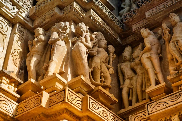 Vishvanatha Tapınağı 'ndaki insan heykelleri, Khajuraho' nun batı tapınakları, Madhya Pradesh, Hindistan